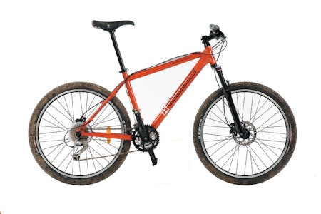 TØFF TYPE: Mongoose Meteore Comp er bygget for stisykling og vil tåle en trøkk, men det kjipe utstyret og den høye vekten trekker inntrykket ned. TØFF TYPE: Mongoose Meteore Comp er bygget for stisykling og vil tåle en trøkk, men det kjipe utstyret og den høye vekten trekker inntrykket ned.