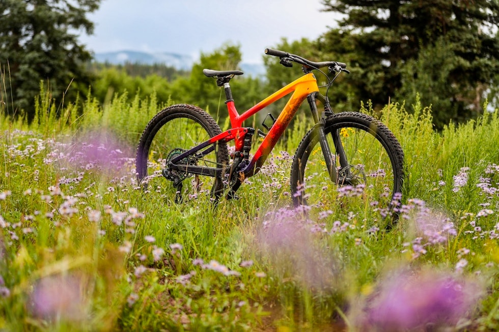 I TERRENGET: Trek Top Fuel blir nå definert som en kvikk stisykkel. Trek Top Fuel 2022