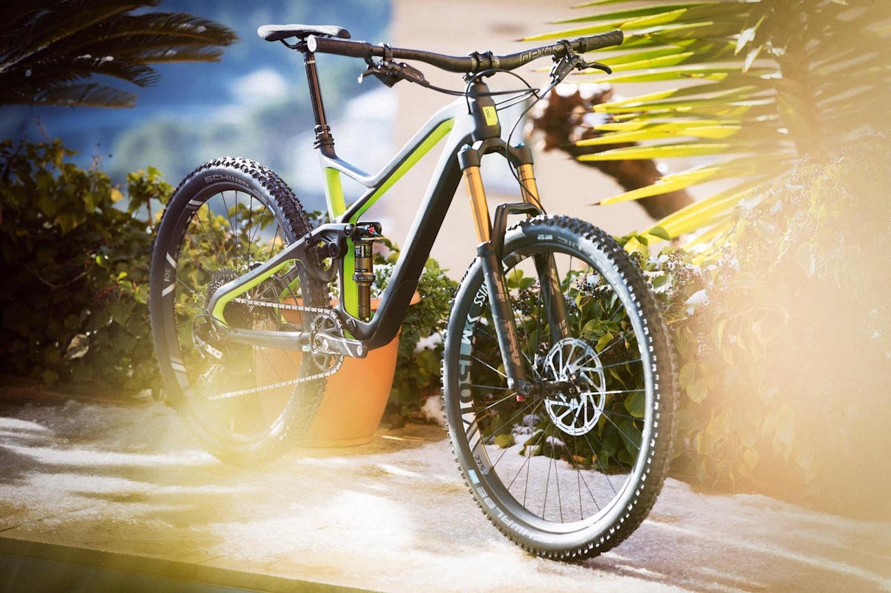 STRØMLINJEFORMET: Pikes Peak er en ny modell fra Rose, og har et annet visuelt uttrykk enn tidligere modeller. Foto: Kristoffer Kippernes STRØMLINJEFORMET: Pikes Peak er en ny modell fra Rose, og har et annet visuelt uttrykk enn tidligere modeller. Foto: Kristoffer Kippernes