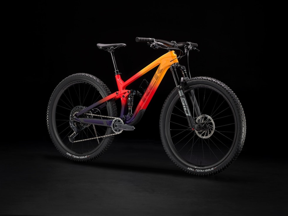 EN AV TI: Treks nye Top Fuel kommer i hele 10 forskjellige modeller. Her 9.8 med mekanisk SRAM GX-gruppe Trek Top Fuel 2022