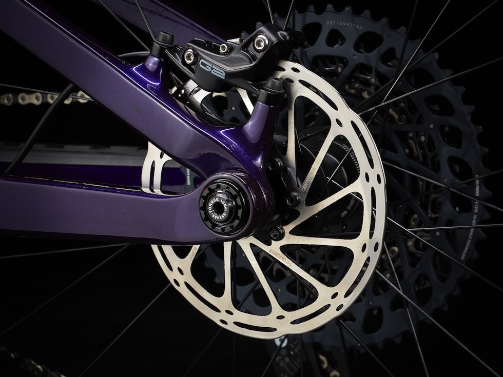 ABP: Active Braking Pivot kaller Trek løsningen med et ledd rundt selve bakakslingen. Dette kjenner vi fra alle Treks stisykler de siste årene. Trek Top Fuel 2022