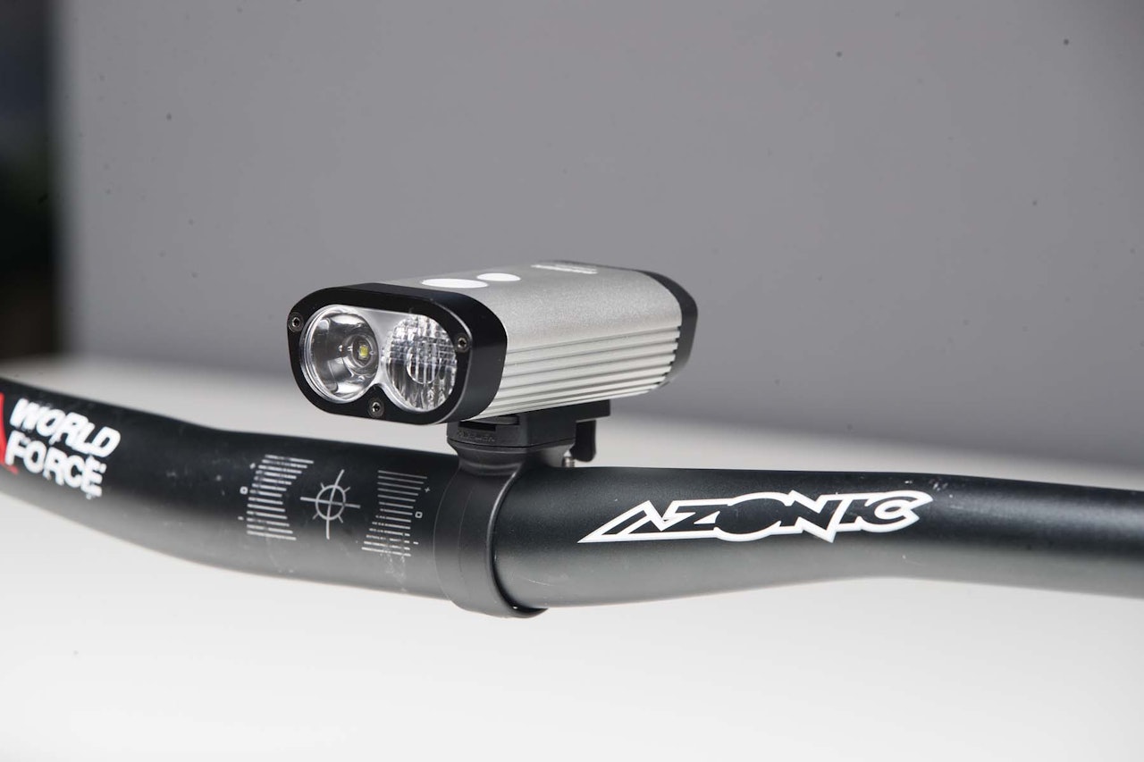 KRAFTIG: Ravemen PR600 er liten av størrelse, men har både kraftig lys og fornuftige funksjoner. test ravemen pr600 sykkellykt