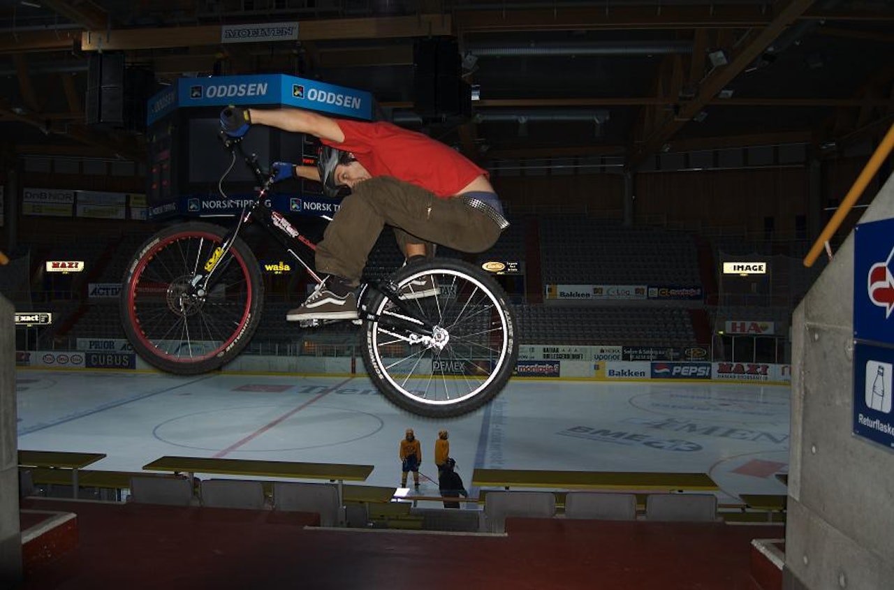 Ole Hall er den nye lederen for UMF Merida Trial Team. Her i Storhamar ishall. Ole Hall er den nye lederen for UMF Merida Trial Team. Her i Storhamar ishall.