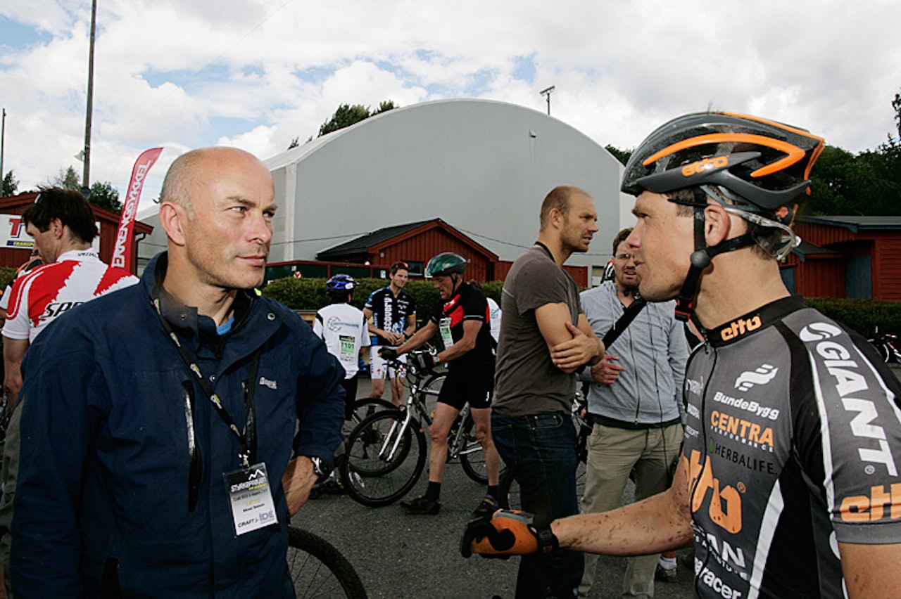 Mannen bak: Aksel Selmer får velfortjent skryt av vinner Rune Høydahl etter målgang i Oslo i juli. Alle foto: Lars Kristian Haugen Mannen bak: Aksel Selmer får velfortjent skryt av vinner Rune Høydahl etter målgang i Oslo i juli. Alle foto: Lars Kristian Haugen