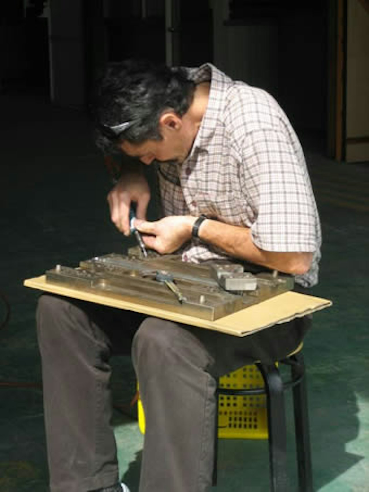 På jobb: Skavviseher... Hmm... *file, file, file* På jobb: Skavviseher... Hmm... *file, file, file*