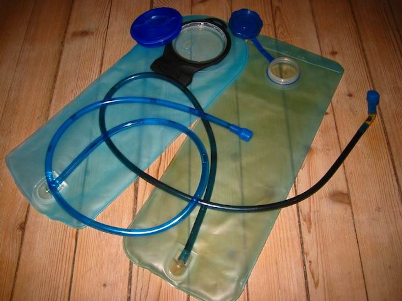 Gammel og ny: Begge disse tar 3 liter (100oz), men den ene er ny og smart. Gammel og ny: Begge disse tar 3 liter (100oz), men den ene er ny og smart.