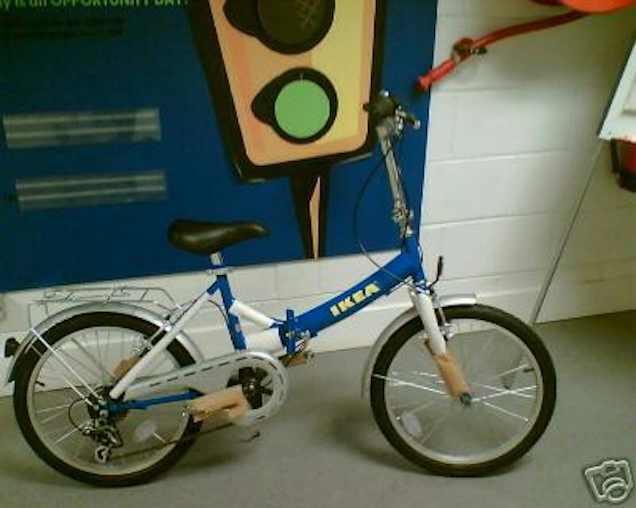 Hilsen IKEA-nissen: Dette er hva IKEA i England spanderer på sine ni tusen ansatte til jul. Og bildet er hentet fra ebay... Hilsen IKEA-nissen: Dette er hva IKEA i England spanderer på sine ni tusen ansatte til jul. Og bildet er hentet fra ebay...