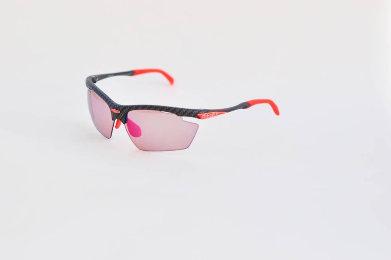 ROSENRØDT: Rudy Project Agon med fotokromatiske glass har en herlig rosa-rød farge når sykkelbrillene mørkner. I skumring er de helt lyse. 