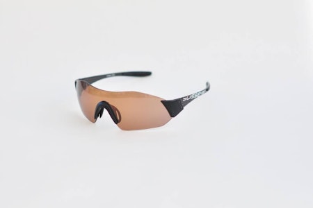 Urverk: Fra mørkt til mørkere: Swisseye C-shields rammeløse glasse skifter farge, men blir aldri helt lyse. Urverk: Fra mørkt til mørkere: Swisseye C-shields rammeløse glasse skifter farge, men blir aldri helt lyse.