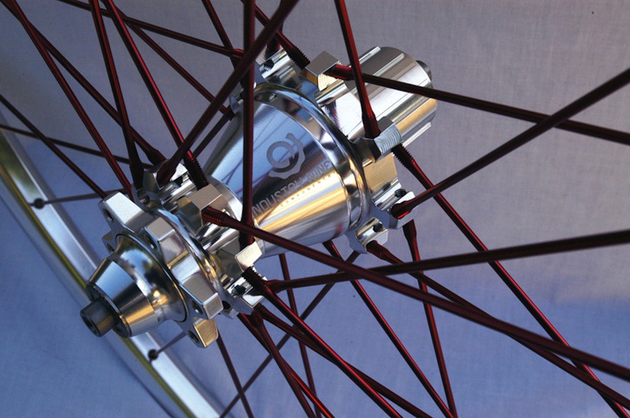 SØLVNAV: Røde eiker og Salsa Delgado er en av utallige kombinasoner fra Industry Nine. Dette hjulet er til 29er. SØLVNAV: Røde eiker og Salsa Delgado er en av utallige kombinasoner fra Industry Nine. Dette hjulet er til 29er.