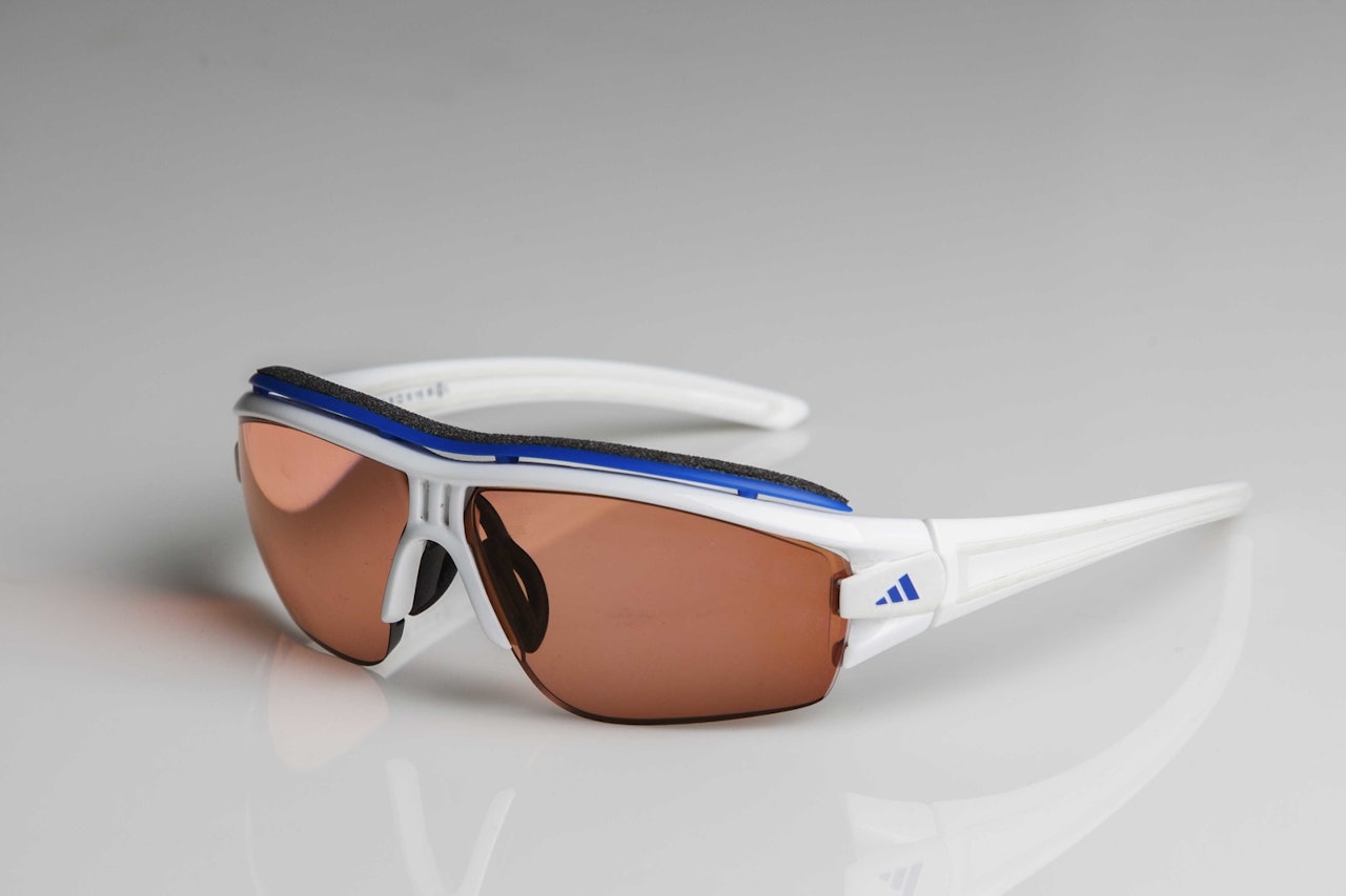 TEST AV SYKKELBRILLER: Vi har testet Adidas Halfrim Pro sykkelbriller med fotokromatiske styrkeglass. Foto: Kristoffer H. Kippernes test sykkelbriller styrke styrkeglass adidas