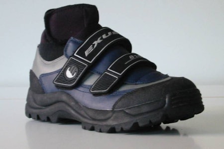 Front: Hva? Et par sykkelsko helt uten glorete farger og krampaktig team-image? Flotters for alle som ikke vil leke at de helst ville vært på landslaget i vintersykling. Front: Hva? Et par sykkelsko helt uten glorete farger og krampaktig team-image? Flotters for alle som ikke vil leke at de helst ville vært på landslaget i vintersykling.