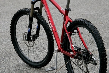 Allrounder: Santa Cruz Chameleon kan settes opp på utallige måter. Her er den utstyrt for allsidig stikjøring med 140mm gaffel, store dekk og justerbar cockpitlengde. Allrounder: Santa Cruz Chameleon kan settes opp på utallige måter. Her er den utstyrt for allsidig stikjøring med 140mm gaffel, store dekk og justerbar cockpitlengde.