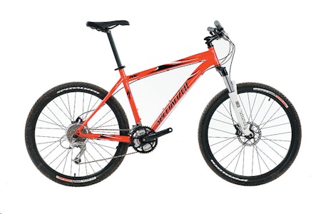 FIN RAMME: Specializeds Rockhopper kommer med en fin og stiv M4 aluminiumsramme. Sykkelen er stor i størrelsen. FIN RAMME: Specializeds Rockhopper kommer med en fin og stiv M4 aluminiumsramme. Sykkelen er stor i størrelsen.