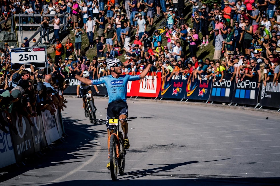 KLASSIKER-SEIER: Å vinne verdenscupen i Lenzerheide foran titusenvis av tilskuere og med Nino Schurter og Mathias Flückiger på plassene bak er nesten som å vinne VM. Victor Koretzky Lenzerheide
