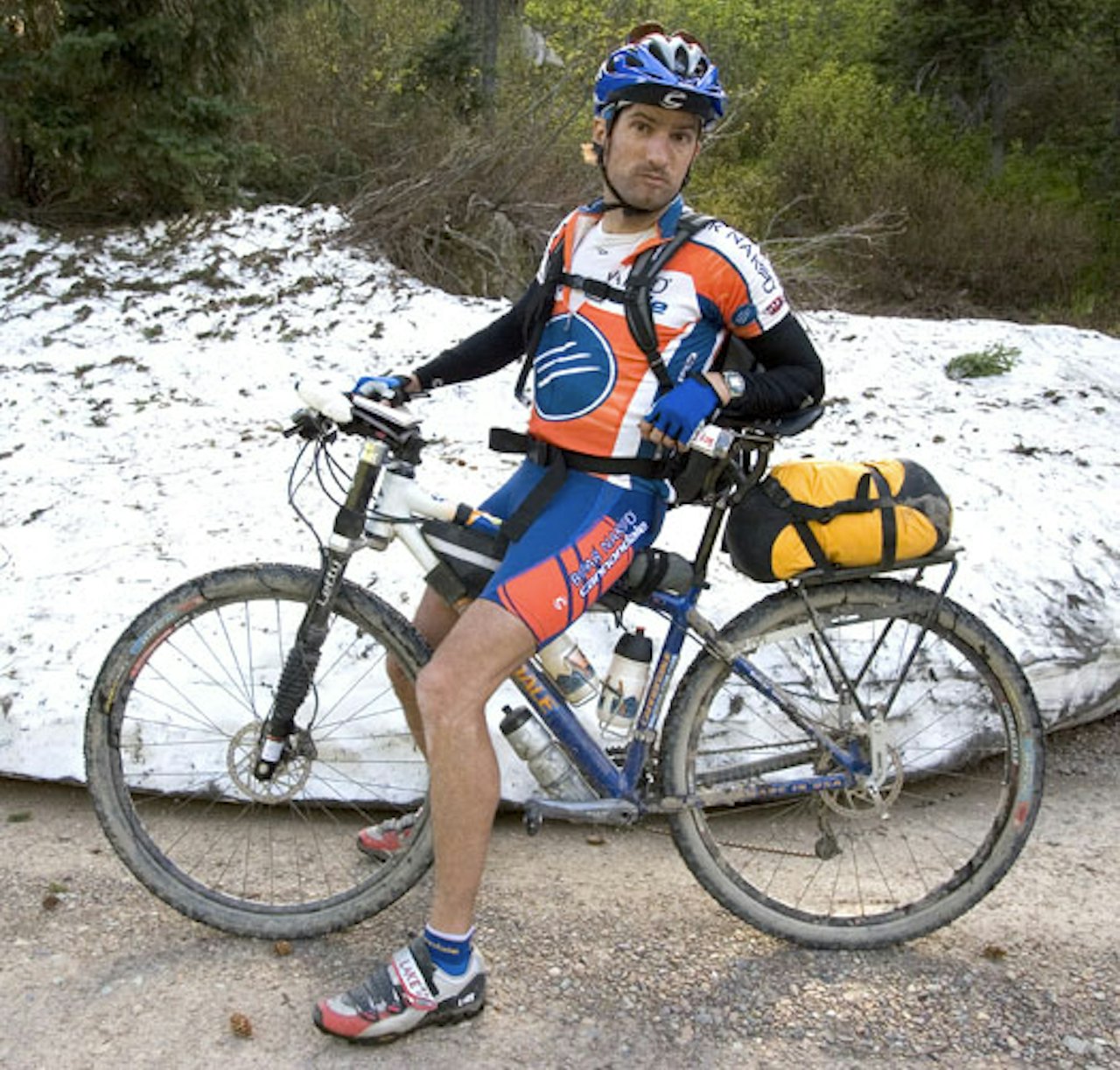 Sterk mann: Matthew Lee (36) syklet inn som vinner på tredje forsøk i årets Great Divide Race. Det du ser her, er alt han hadde med seg ut på de 396 milene. Foto: Adventure Cycling Association Sterk mann: Matthew Lee (36) syklet inn som vinner på tredje forsøk i årets Great Divide Race. Det du ser her, er alt han hadde med seg ut på de 396 milene. Foto: Adventure Cycling Association