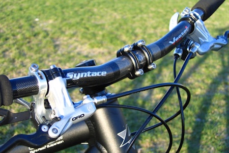 SATT PÅ PRØVE: Kan vi terrengsyklister stole på styrer laget av kullfiber, som dette fra Syntace? I sedvanlig stil har redaksjonen i det tyske bladet Bike gått vitenskapelig til verks for å finne svaret. Foto: Gaute Reitan. SATT PÅ PRØVE: Kan vi terrengsyklister stole på styrer laget av kullfiber, som dette fra Syntace? I sedvanlig stil har redaksjonen i det tyske bladet Bike gått vitenskapelig til verks for å finne svaret. Foto: Gaute Reitan.