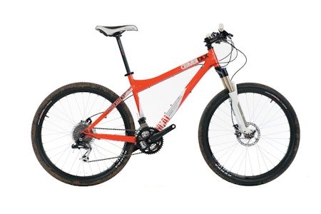 SKYLDIG HVIT: Commencals Kombi DLX (Delux) er testens mest lekne sykkel. Den er som kjæresten du hadde i barnehagen, som også bygde de tøffeste sandslottene i sandkassa. SKYLDIG HVIT: Commencals Kombi DLX (Delux) er testens mest lekne sykkel. Den er som kjæresten du hadde i barnehagen, som også bygde de tøffeste sandslottene i sandkassa.