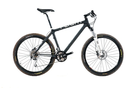 FIBERRIK: Gekkos Flight er testens eneste karbonsykkel. Ramma er veldig stiv og virker solid, men vi hadde vært mer fornøyd med en alu-ramme og en bedre gaffel. FIBERRIK: Gekkos Flight er testens eneste karbonsykkel. Ramma er veldig stiv og virker solid, men vi hadde vært mer fornøyd med en alu-ramme og en bedre gaffel.