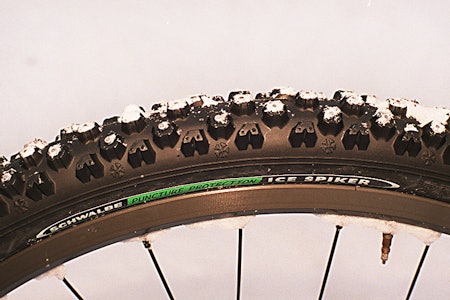 Piggene ute: Et Schwalbe Ice Spiker sett fra knehøyde: 304 pigger med prima grep. Piggene ute: Et Schwalbe Ice Spiker sett fra knehøyde: 304 pigger med prima grep.