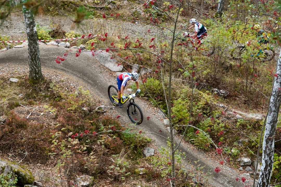 PÅ JAKT: William Høines Larsen kjempet seg tilbake etter et velt tidlig i rittet. Rye Terrengsykkelfestival