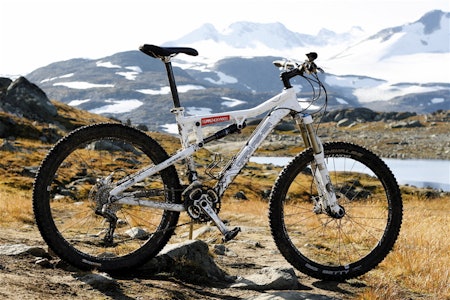 KJEKKAS: Gary Fisher Roscoe er ikke bare pen, de innledende testturene røper også en dugelig apetitt på sti - med sine 140mm vandring i begge ender. Her på drøyt 1400 meters høyde på Sognefjellet. KJEKKAS: Gary Fisher Roscoe er ikke bare pen, de innledende testturene røper også en dugelig apetitt på sti - med sine 140mm vandring i begge ender. Her på drøyt 1400 meters høyde på Sognefjellet.