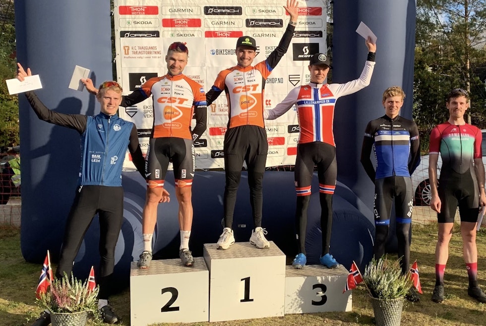 INTERNASJONALT: Herrepallen i rundbanerittet søndag var toppet av Martin Blums fra Latvia på førsteplass, Sebastian Fini Carstensen fra Danmark på andreplass, norgesmester Erik Hægstad på tredjeplass, Mats Tubaas Glende fra Soon CK på fjerde, Axel Lindh fra Sverige (lengst til høyre) på femte og Markus Heuer fra Danmark (lengst til venstre) på sjetteplass. Foto: Cathrine Glende 2021 Rye Terrengsykkelfestival