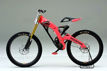 Kickstart: ...og kickfortsettelse, null motor her. At Honda RN01 er utviklet av motorsykkeleksperter er ikke vanskelig å få øye på. Foto: Honda Kickstart: ...og kickfortsettelse, null motor her. At Honda RN01 er utviklet av motorsykkeleksperter er ikke vanskelig å få øye på. Foto: Honda