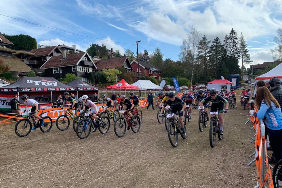 KVINNER ELITE: Fra kvinnenes rundbaneritt søndag ettermiddag. Foto: Øyvind Moen Fjeld 2021 Rye Terrengsykkelfestival
