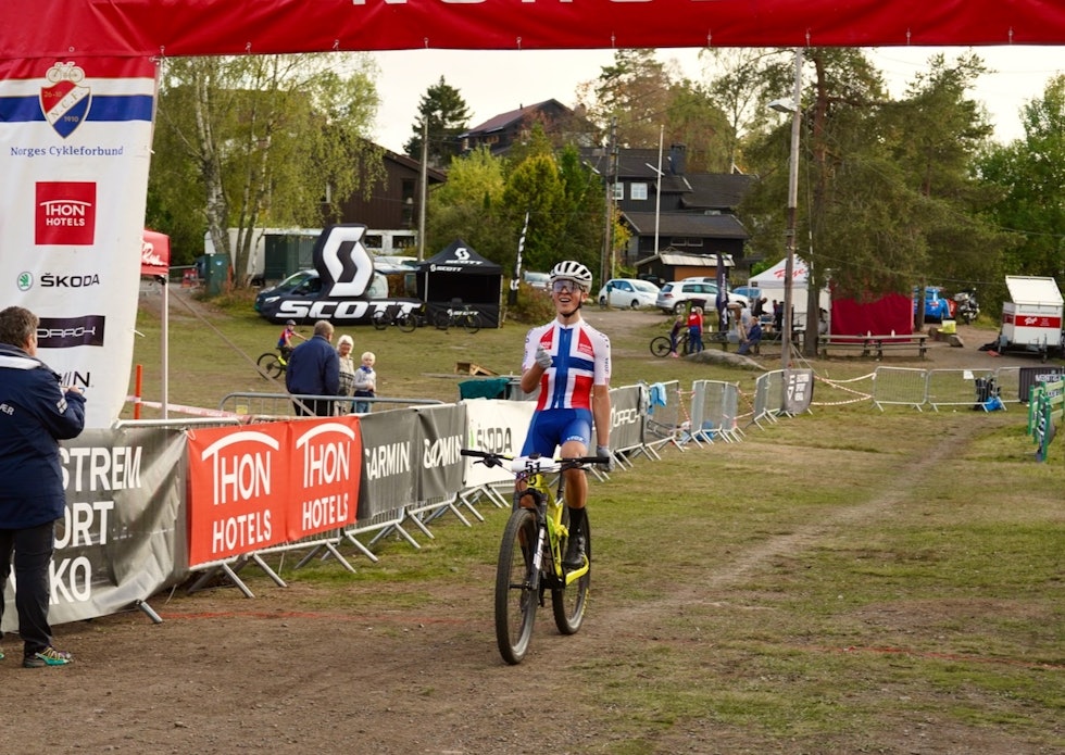 JUNIOR-MESTER: William Høines Larsen tok seieren i søndagens rundbaneritt. Foto: Øyvind Aas Rye Terrengsykkelfestival