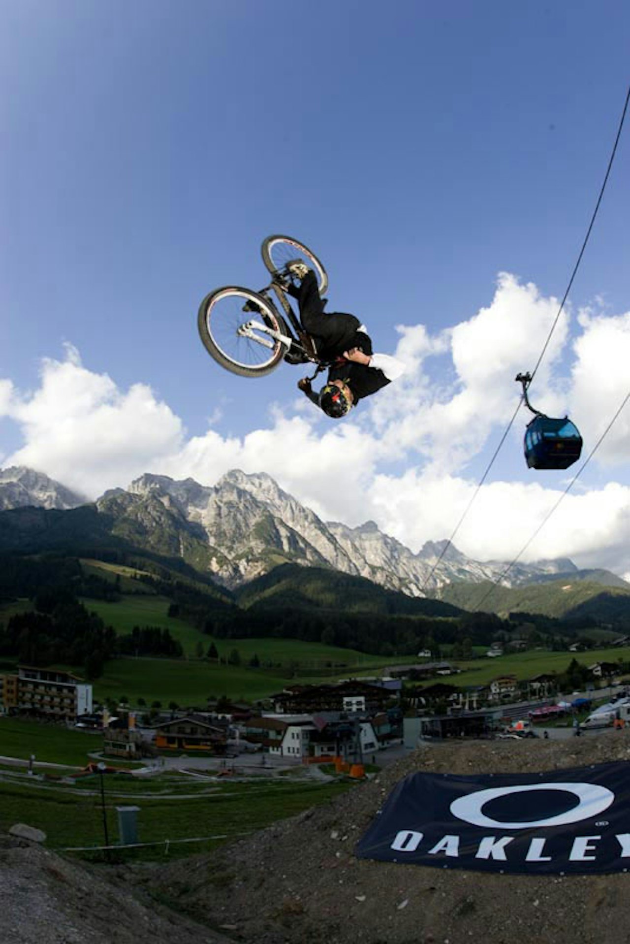 FLIP: Trond Hansen tok frem alle triksene fra samlingen og imponerte dommerne i 26Trix i Leogang. FLIP: Trond Hansen tok frem alle triksene fra samlingen og imponerte dommerne i 26Trix i Leogang.