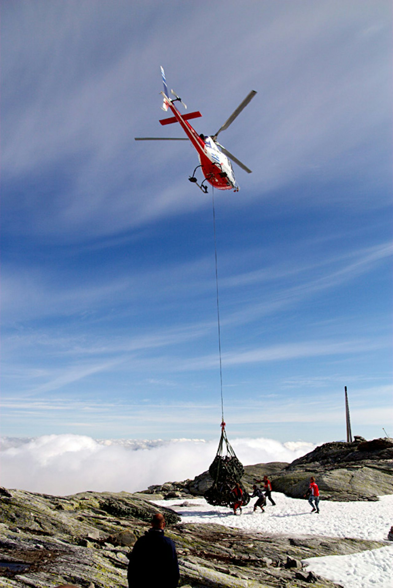 Heli: Norges første HeliRide ble arrangert 29.06.2006 på Voss. Slippet ble gjennomført på Lönahorgi, 1412 meter over havet. Heli: Norges første HeliRide ble arrangert 29.06.2006 på Voss. Slippet ble gjennomført på Lönahorgi, 1412 meter over havet.