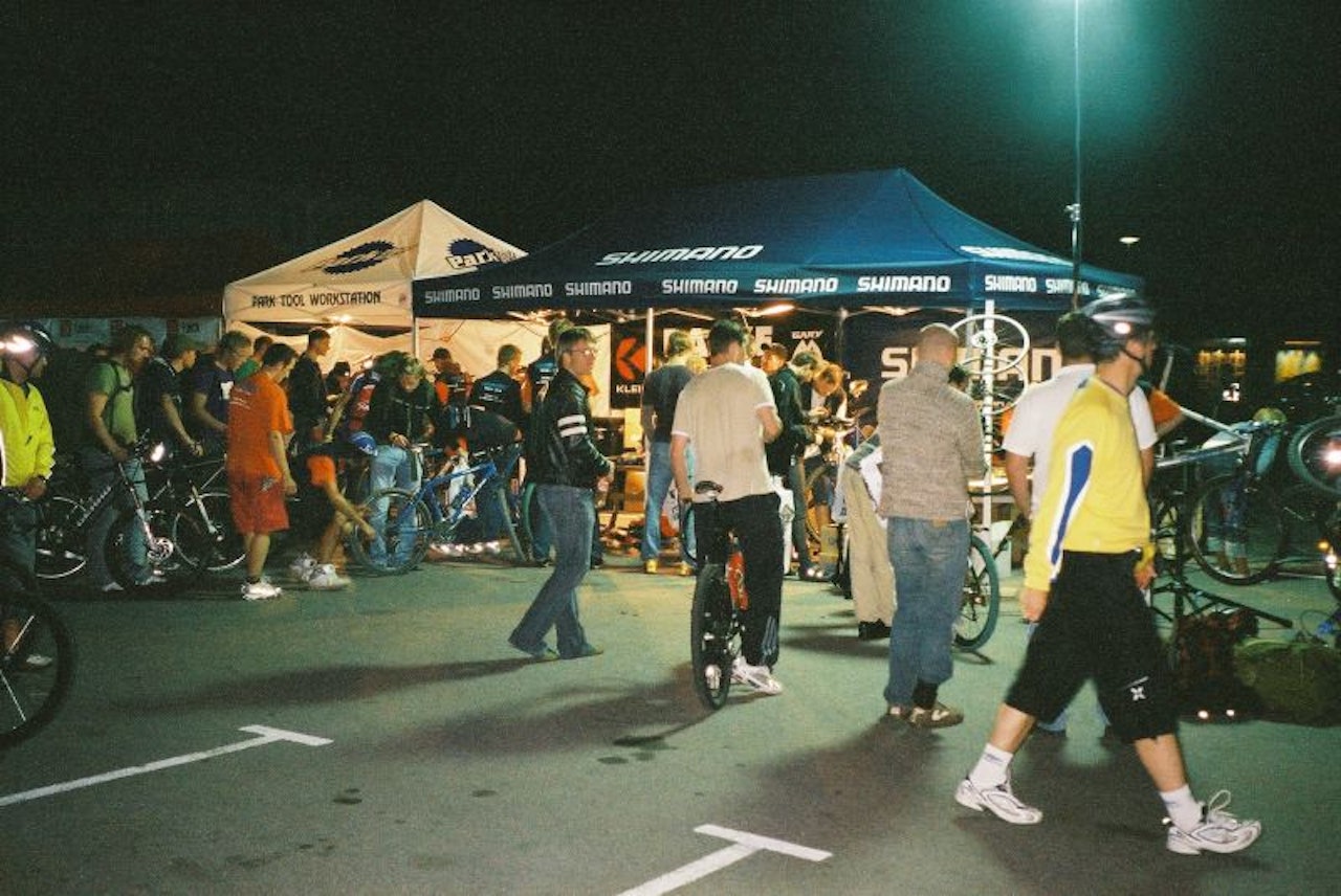 Mekkekø kl 23.15 i Rena sentrum kvelden før rittet. Jeg flirte lett hånlig og var glad jeg ikke sto i denne køen. Men jeg hadde andre bekymringer i vente. birken birkebeinerrittet