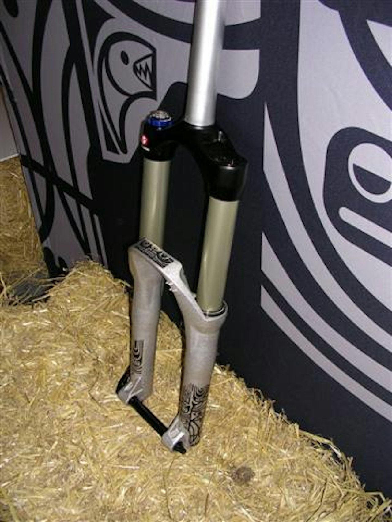 Ny frikjøringsgaffel med anabole vitale mål som 40 mm innerbein og 180 mm vandring: Totem. Ugh! Ny frikjøringsgaffel med anabole vitale mål som 40 mm innerbein og 180 mm vandring: Totem. Ugh!