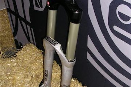 Ny frikjøringsgaffel med anabole vitale mål som 40 mm innerbein og 180 mm vandring: Totem. Ugh! Ny frikjøringsgaffel med anabole vitale mål som 40 mm innerbein og 180 mm vandring: Totem. Ugh!