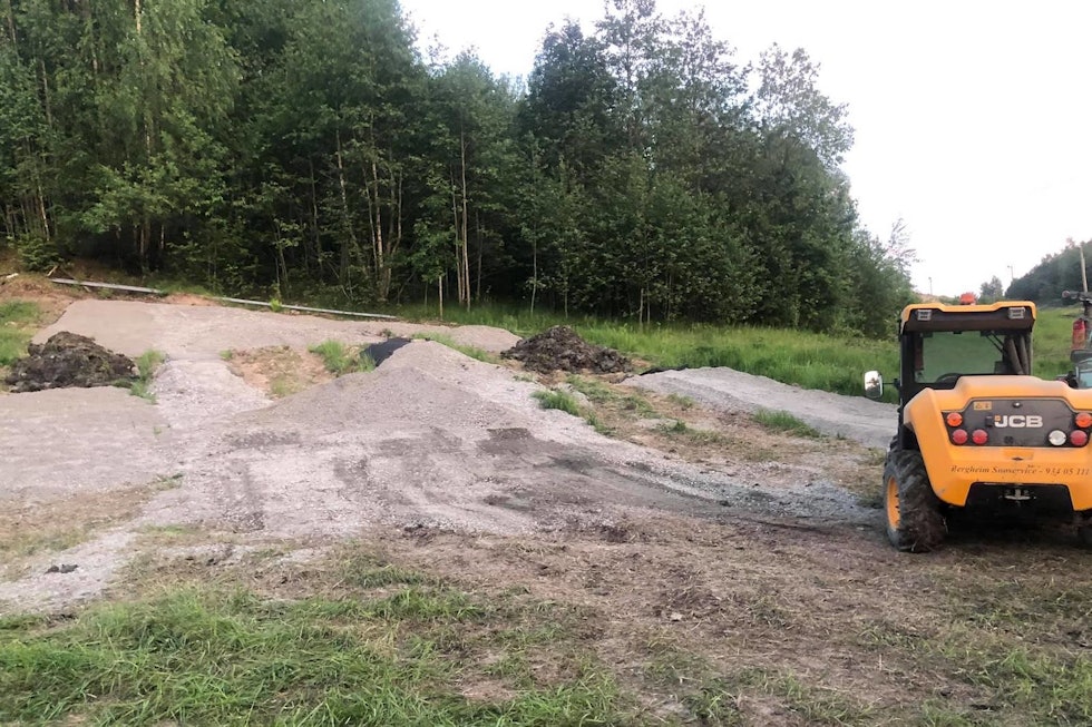 PUMPTRACK: En liten pumptrack var blant de første elementene som kom på plass i Nylendlia sykkelpark i Lillestrøm. Foto: Terje Solberg Pumptrack Nylendlia