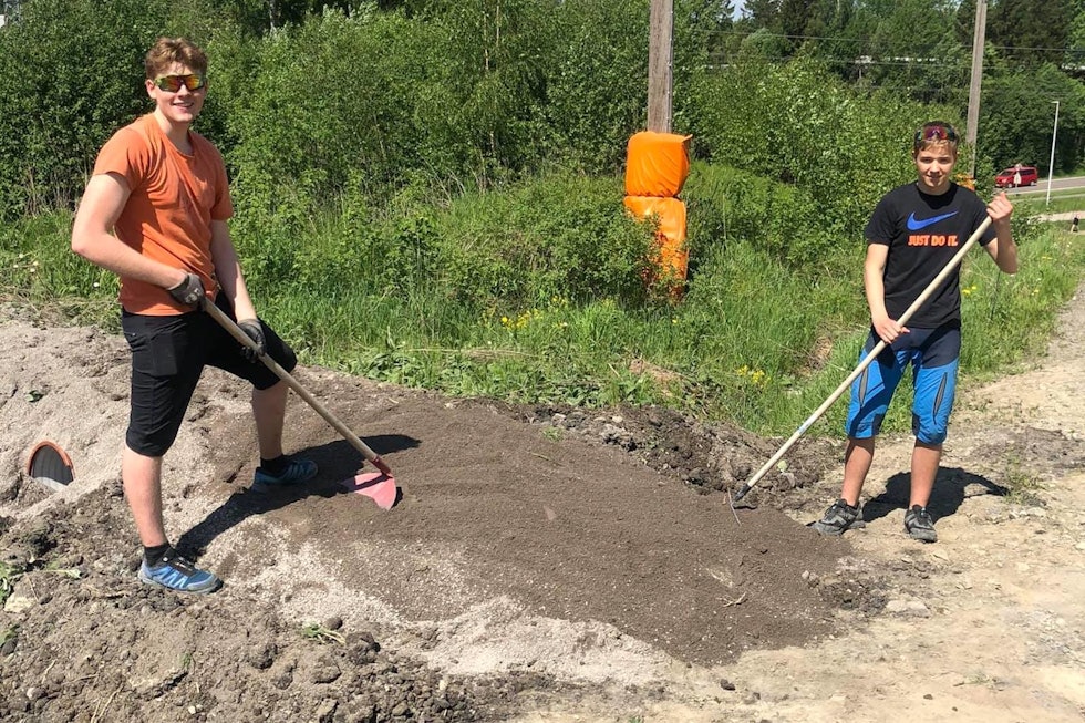 TILBRINGERSTI: Her jobbes det med starten av Klatremus, en tilbringersti som fører til toppen av anlegget Nylendlia sykkelpark i Lillestrøm. Foto: Terje Solberg Klatremus Nylendlia sykkelpark