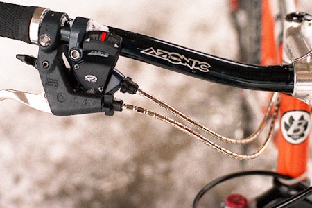 Tysk alu: Slik ser det ut ferdig montert. Og ja: Nå leveres systemet også i svart. Og ja: Det er en venstrehånds-bremsehendel som her brukes på høyre side, fordi jeg ikke hadde noe annet liggende. Ikke så pent, men funker fint. Tysk alu: Slik ser det ut ferdig montert. Og ja: Nå leveres systemet også i svart. Og ja: Det er en venstrehånds-bremsehendel som her brukes på høyre side, fordi jeg ikke hadde noe annet liggende. Ikke så pent, men funker fint.