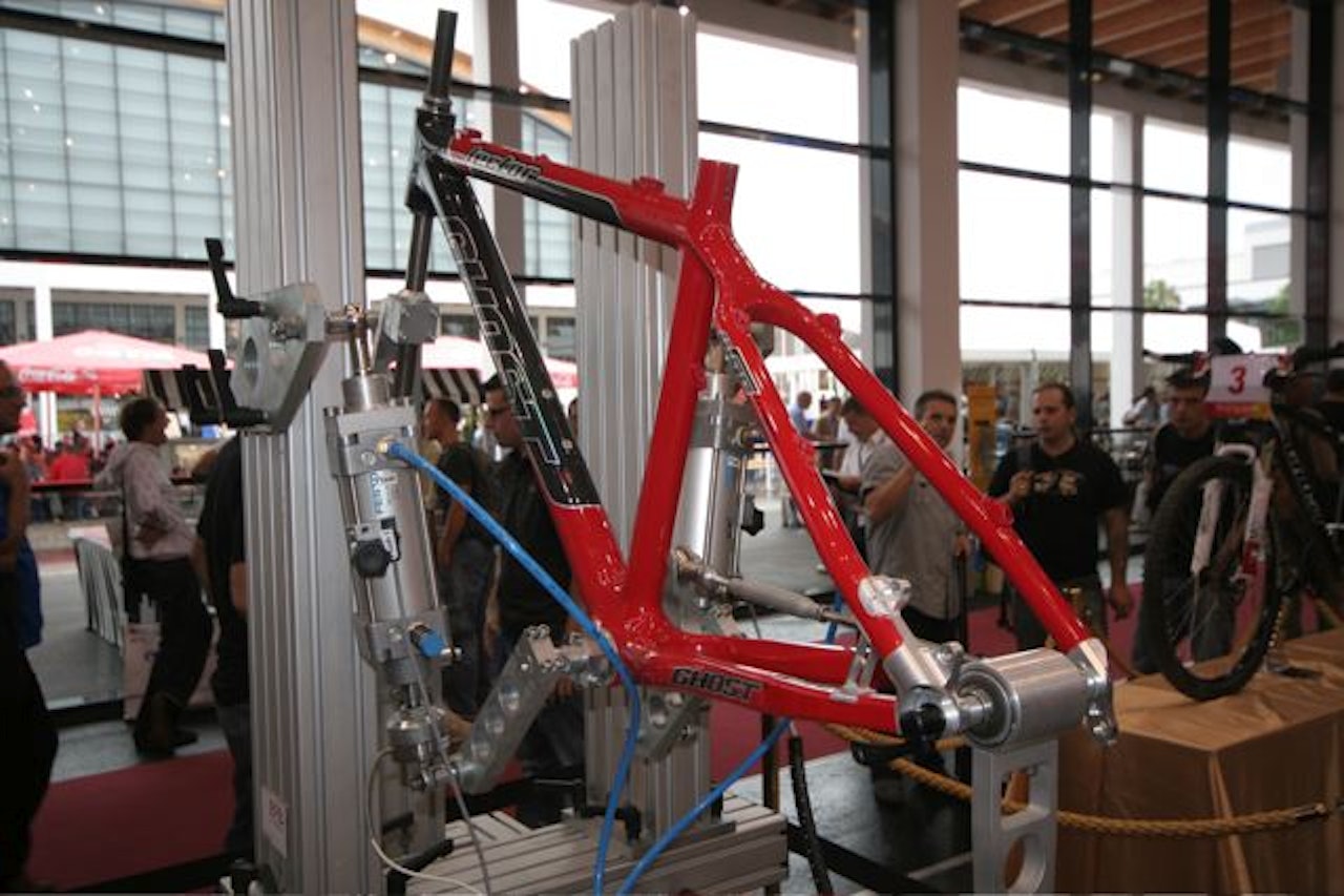 TESTMASKIN: Ghost-ramma blir bøyd og bent på hele helgen. Det ser ut som den holder. TESTMASKIN: Ghost-ramma blir bøyd og bent på hele helgen. Det ser ut som den holder.