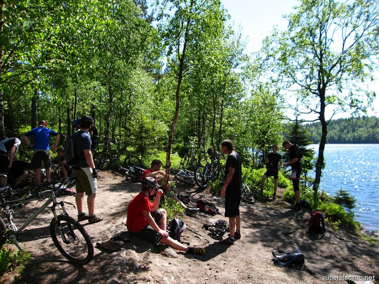 Fornøyd gjeng: Rundt 17 syklister med omtrent 4 timer i beina (foreløpig), samlet ved Fagervann for føde, pollenvann og jovial chitchat.