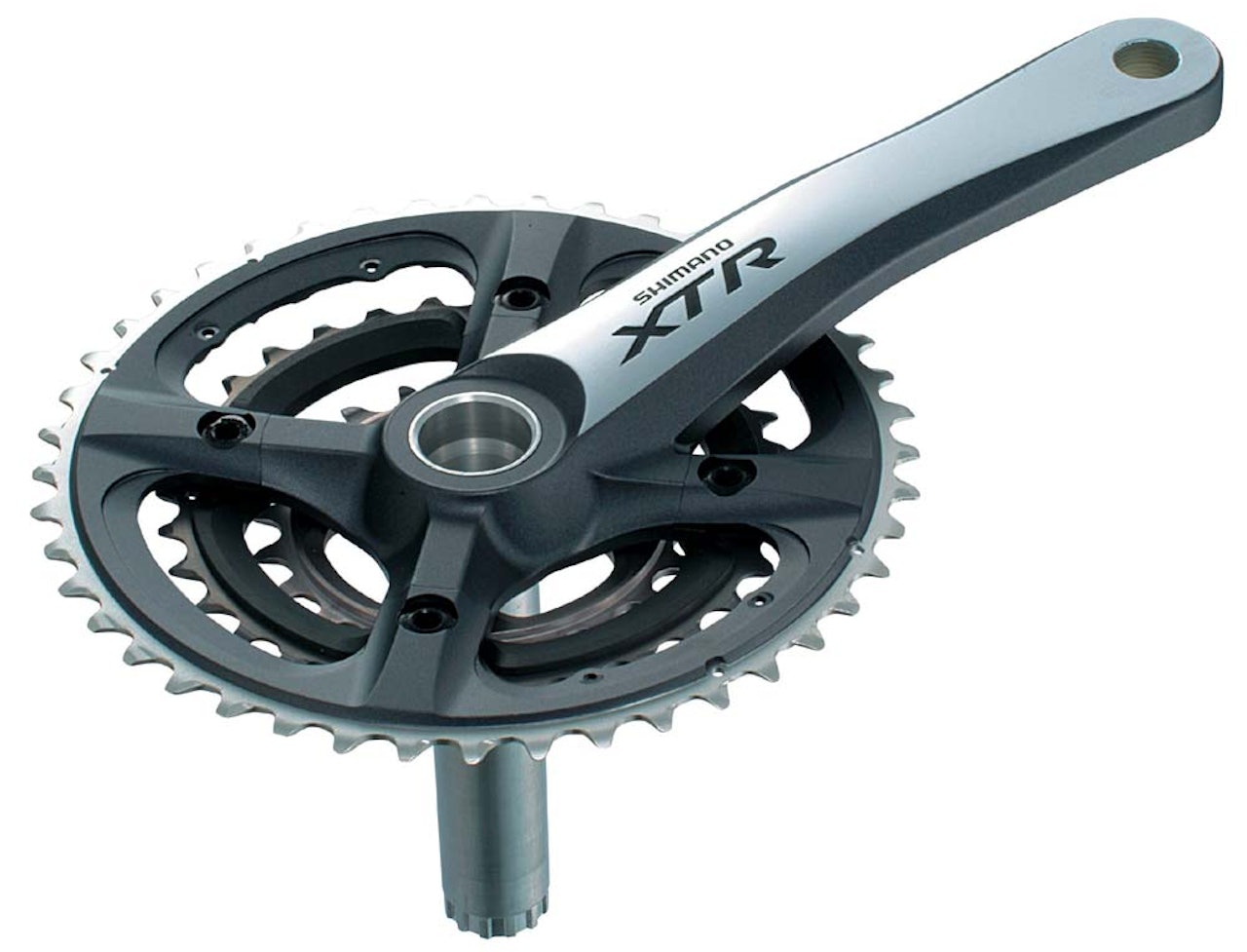 Den nye XTR-kranken skal veie 776 g komplett. Den har Hollowtech II med integrert lager og kommer med midtklinge av titan med karbonskall. Hørte vi noen si "bling"? shimano xtr