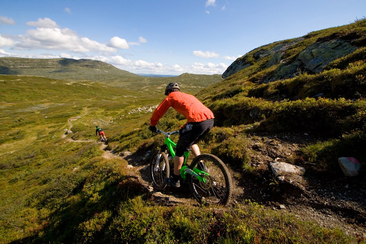 Nytelse: Torkel Karoliussen og Bendik Been (bak) gir seg i kast med første utforkjøring på stien mot Svarttjønnet i dag. Nytelse: Torkel Karoliussen og Bendik Been (bak) gir seg i kast med første utforkjøring på stien mot Svarttjønnet i dag.