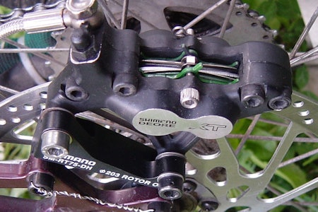 Tvunnet tråder: Shimano anbefaler selvsagt at alle bolter skal tvinnes sammen, slik at det blir ekstra lett å mekke på sykkelen. Tvunnet tråder: Shimano anbefaler selvsagt at alle bolter skal tvinnes sammen, slik at det blir ekstra lett å mekke på sykkelen.