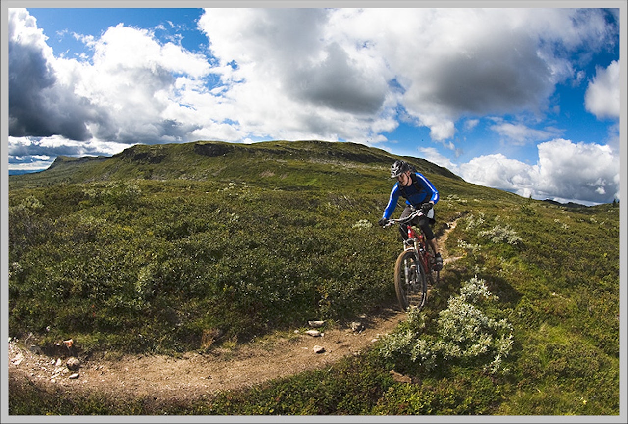 Carving: Espen Thorstensen svever avgårde på finstien fra Pølsekrysset og østover til bunnen av Gamledalen. Avlundkampen ligger rett bak Espen, mens selve Skeikampen sees helt ute til venstre. Foto: Geir Kjosavik Carving: Espen Thorstensen svever avgårde på finstien fra Pølsekrysset og østover til bunnen av Gamledalen. Avlundkampen ligger rett bak Espen, mens selve Skeikampen sees helt ute til venstre. Foto: Geir Kjosavik