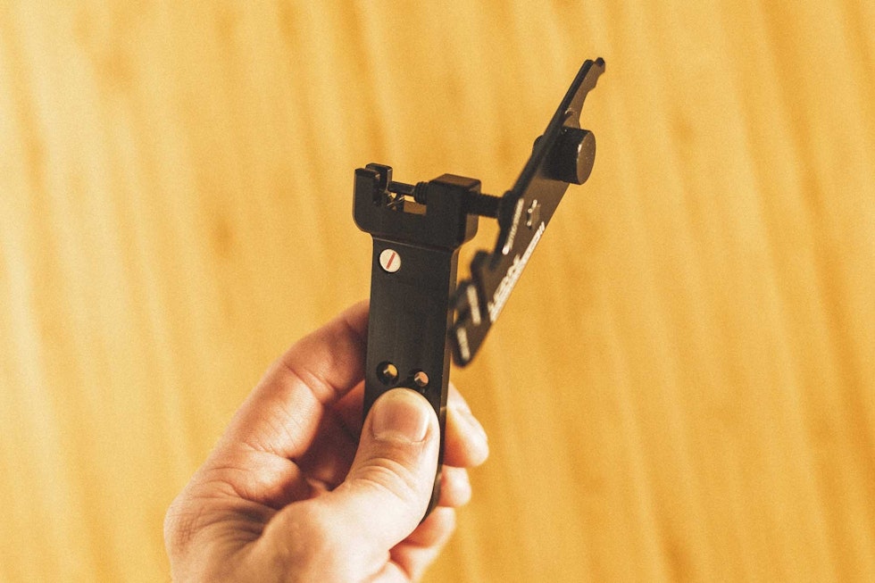 VINKEL: Først skrur du de to platene fra hverandre, og så kan du bruke tangen også som kjedekutter. Foto: Kristoffer H. Kippernes test lezyne multi chain plier miniverktøy sykkel