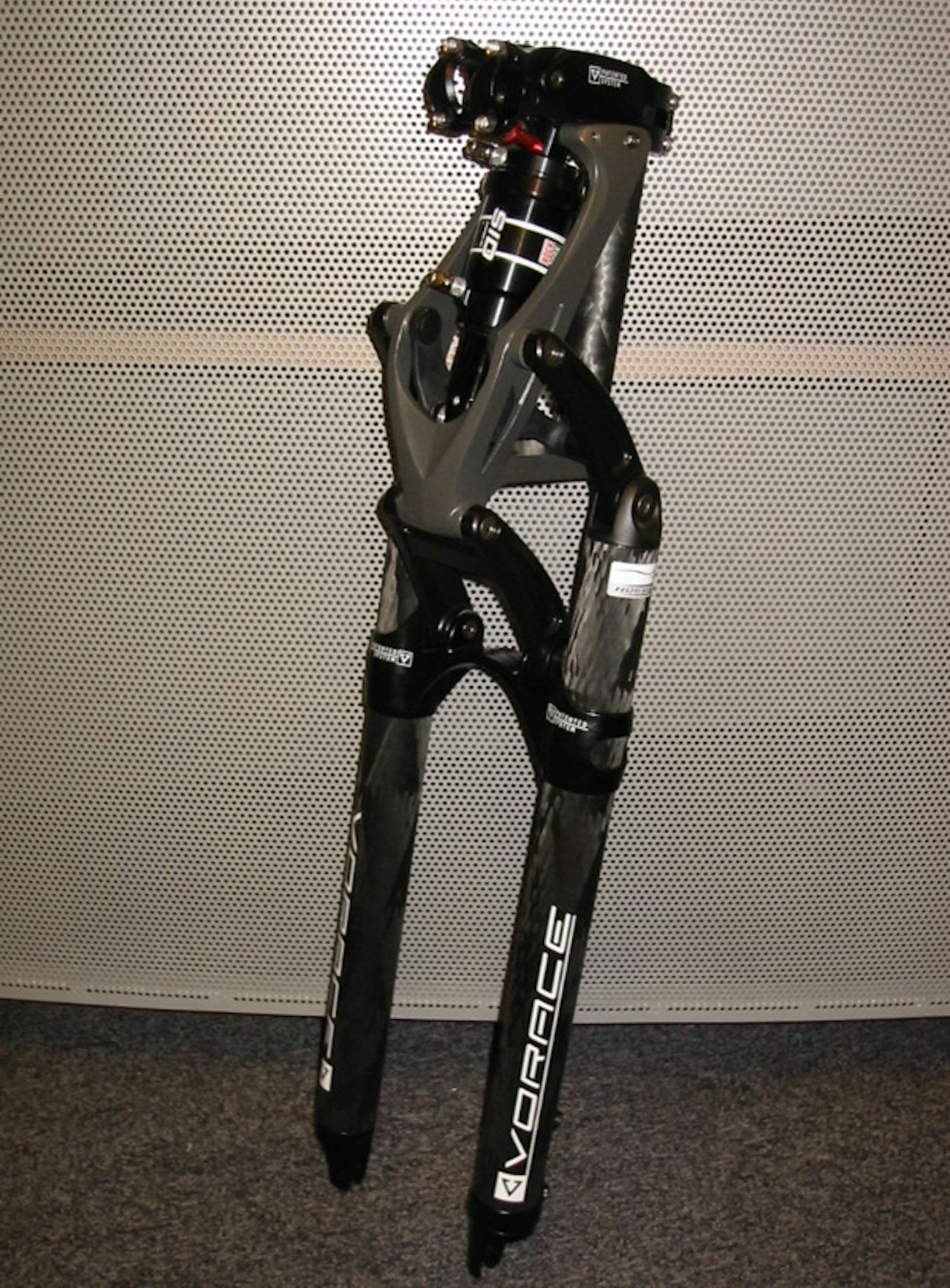 Radikal: Vorace Race-modellen bruker både karbon, titan og magnesium for å klemme vekta ned i 1300 gram og fortsatt beholde stabiliteten. De leveres også med egne Hurrycat-dempere i tillegg til Rock Shox SID som du ser her. Radikal: Vorace Race-modellen bruker både karbon, titan og magnesium for å klemme vekta ned i 1300 gram og fortsatt beholde stabiliteten. De leveres også med egne Hurrycat-dempere i tillegg til Rock Shox SID som du ser her.