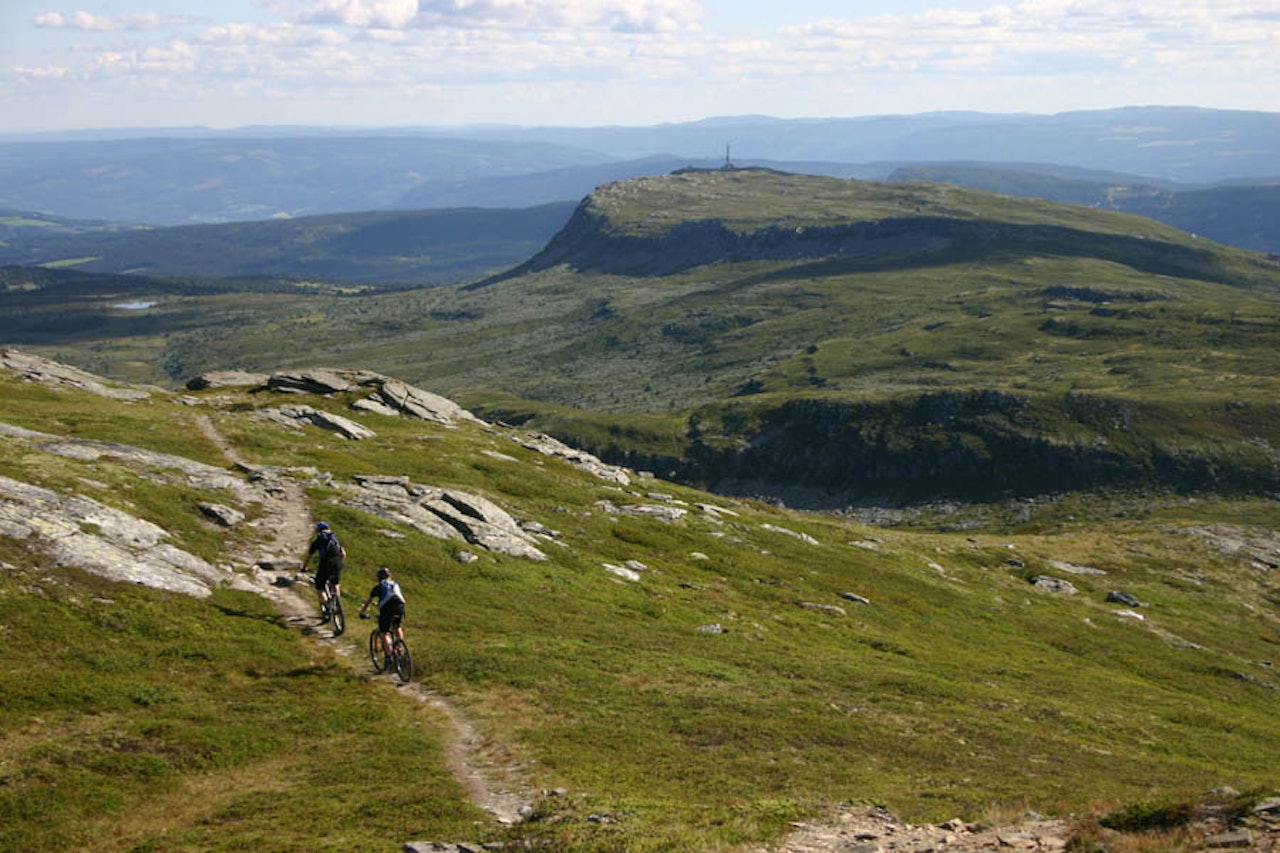 Mimre: Kristoffer og Henrik Kippernes under førstekjøringen av Prestkampen (1244 moh) dagen før Utflukt 2004. Nedkjøringen herfra er for deg som liker det bratt og smalt, og har gode bremser... Selve Skeikampen-platået i bakgrunnen. Mimre: Kristoffer og Henrik Kippernes under førstekjøringen av Prestkampen (1244 moh) dagen før Utflukt 2004. Nedkjøringen herfra er for deg som liker det bratt og smalt, og har gode bremser... Selve Skeikampen-platået i bakgrunnen.