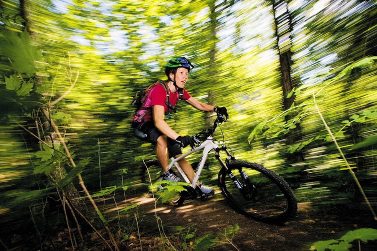 Testpilot: Ingrid Hokstad skjærer skarpe svinger med Marin Rocky Ridge i vår hardtail-test. Foto: Geir Anders Rybakken Ørslien Testpilot: Ingrid Hokstad skjærer skarpe svinger med Marin Rocky Ridge i vår hardtail-test. Foto: Geir Anders Rybakken Ørslien