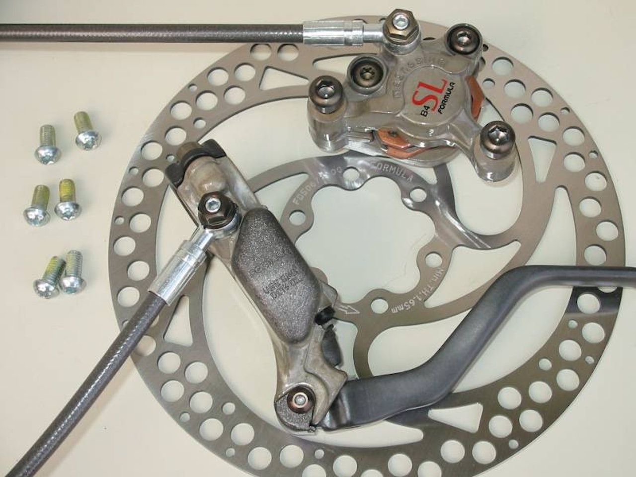 B4 SL: Magnesium-brems som veier 297g framme og 290g bak. Det er lettere enn XT v-bremser... B4 SL: Magnesium-brems som veier 297g framme og 290g bak. Det er lettere enn XT v-bremser...