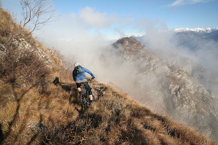 STITESTING: Aslak Mørstad legger godviljen til i en skråning over Comosjøen. STITESTING: Aslak Mørstad legger godviljen til i en skråning over Comosjøen.